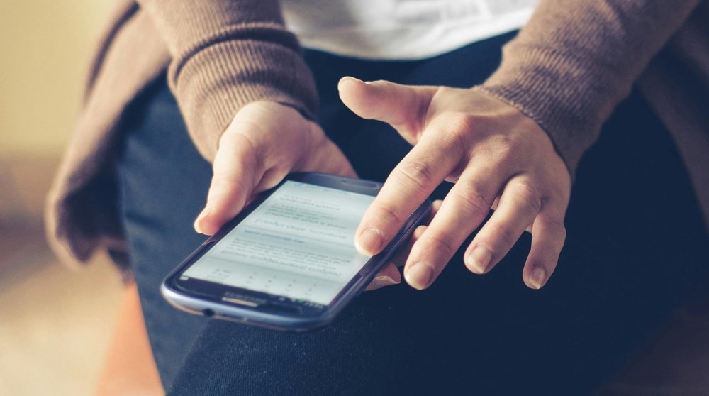 Ilustración de Contacto, Persona con celular en las manos